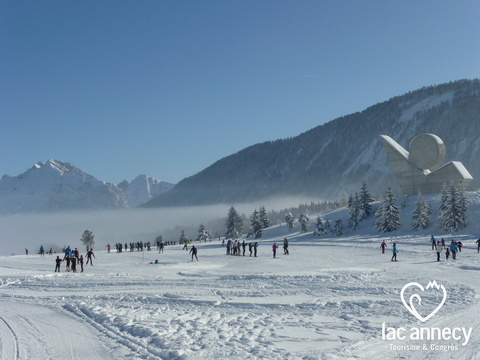 Denkmal und Pisten des nordischen Skigebiets des Glires